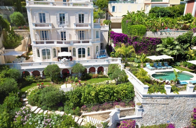 Luxurious Villa with sea view- swimming pool- close to the sea- garage - garden