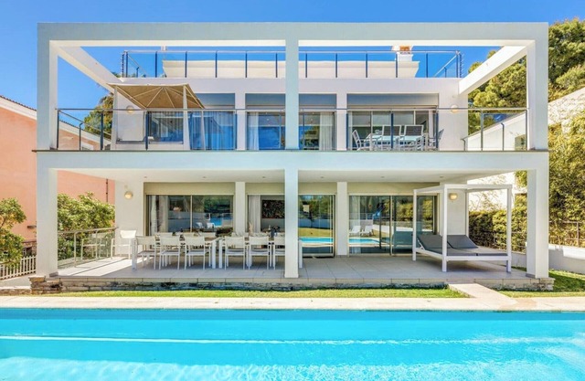 Luxurious Holiday Home "Gemelos" with Sea View, Pool and Air Conditioning