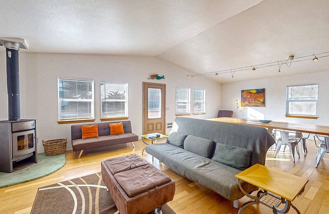 Luxurious house w/great room, woodstove & beach nearby - dogs OK