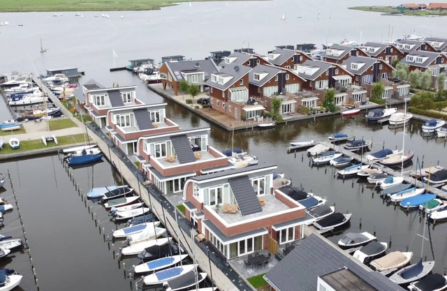 Luxurious house with 2 bathrooms directly at the water