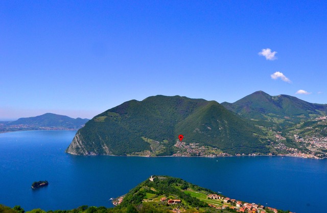 Luxurious facility. Wide view on Lake Iseo. With privacy, pool and airco ★