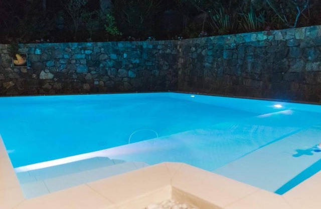 Luxurious one bedroom apartment adjacent to the swimming pool with sea view
