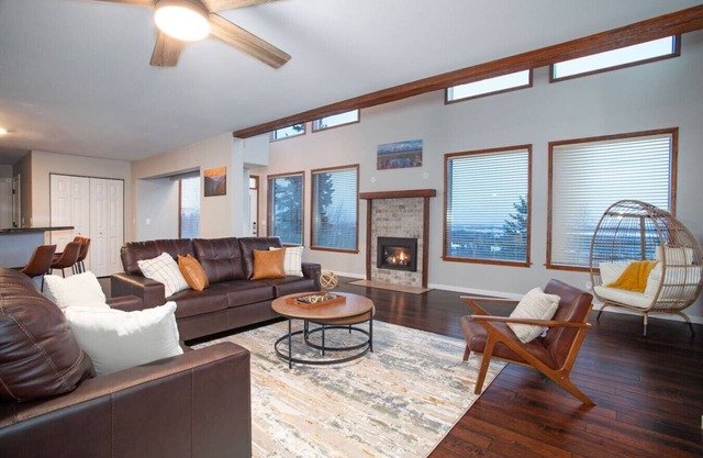 Luxurious Retreat w/Breathtaking Views & Aurora