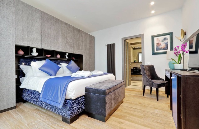 Luxurious three-roomed apartment with balcony on the corner of Via Veneto