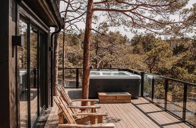 Luxurious Tree Top Cabin by the Lake