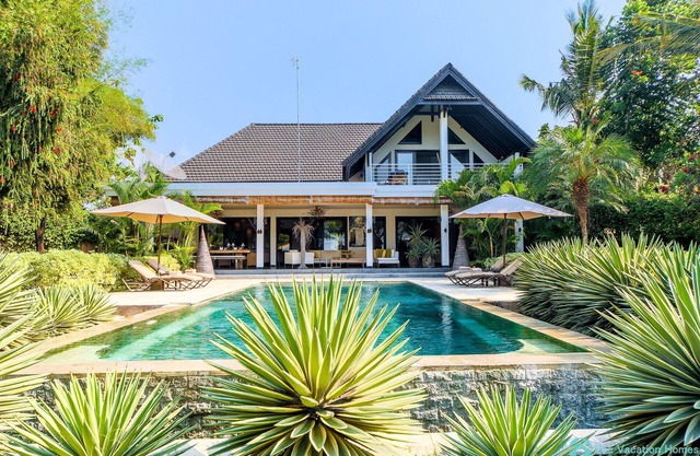 Luxurious villa estate with 2 guesthouses and 3 private swimming pools!