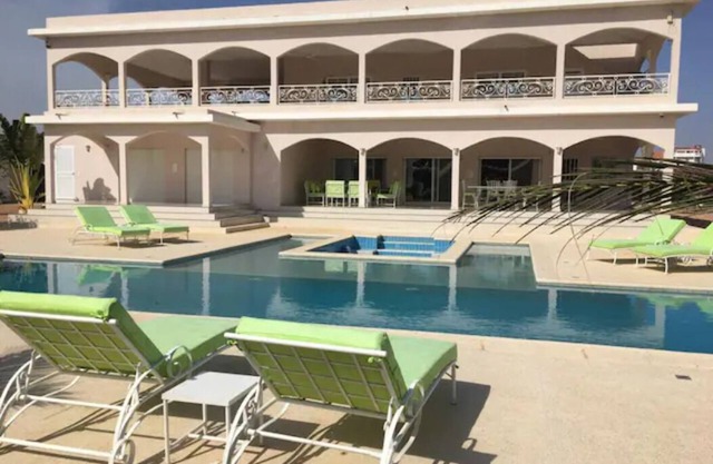 Luxurious villa, very large pool, 3km from the beach. 6 mn from Saly,