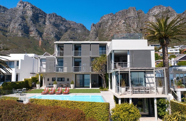 Luxurious villa with magnificent views, located at the foot of Table Mountain.