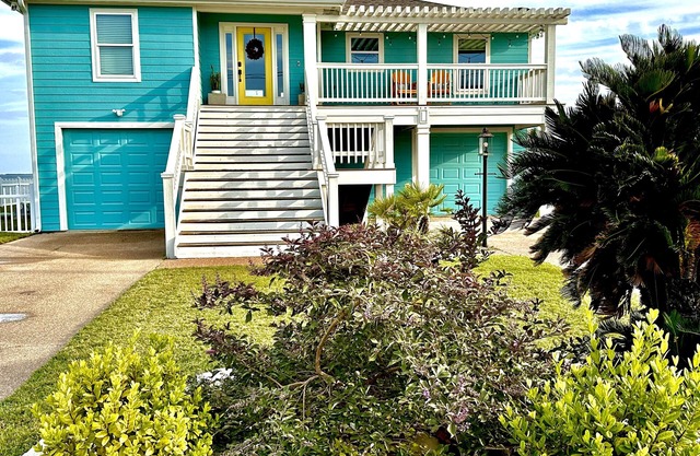 Luxurious Water-Front Home W/Million Dollar Views, Pier/Light, Fantastic Fishing