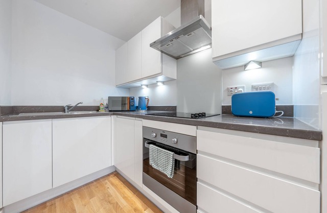 Luxury 1 Bedroom Apartment with Balcony Central