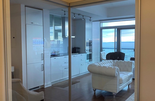 Luxury 1 Bedroom Condo with CN Tower & Lakeview