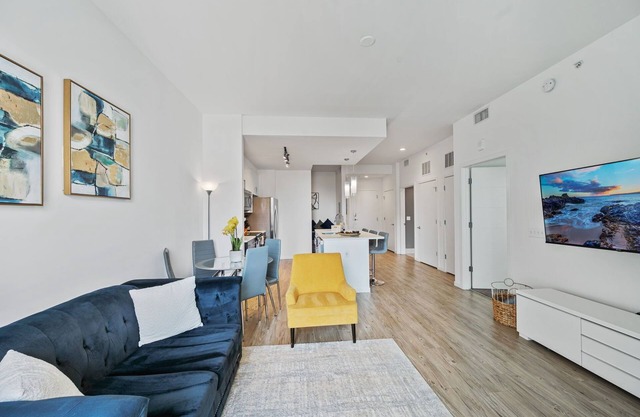Luxury 1 BR with Den Downtown Tampa Apt: City Views, Rooftop Pool, Workspace