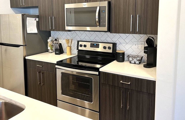 LUXURY 1BR | FULLY STOCKED | POOL & HOT TUB