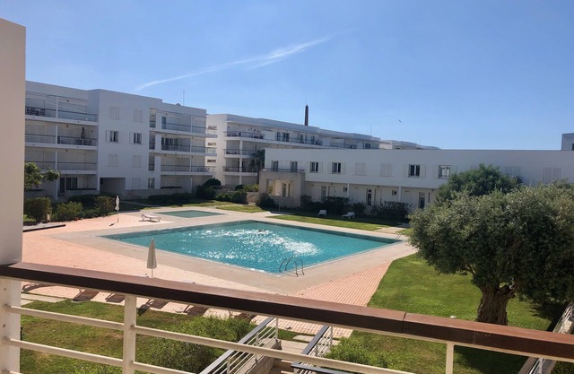 Luxury 2 bed apartment with swimming pool, WiFi, air con plus UK TV available