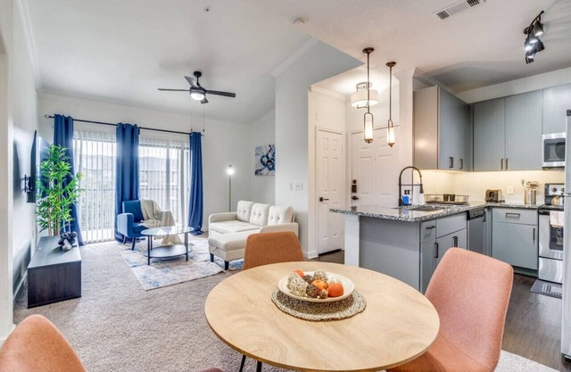 Luxury 2 Bed Room Apt- Home away from Home