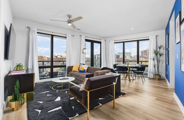 Luxury 2 Bedroom, 4 Bed with HUGE Wrap Around Patio, Gym + Pool