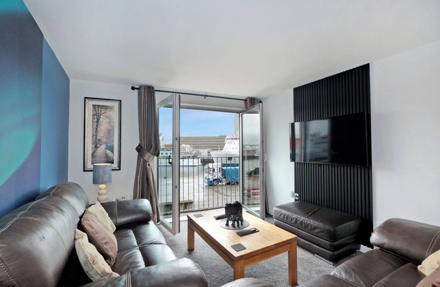 Luxury 2 Bedroom Harbour Apartment With Panoramic Ship Views