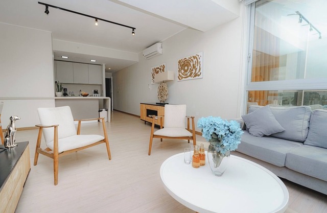 Luxury 2BR Cityview apt, parking and balcony