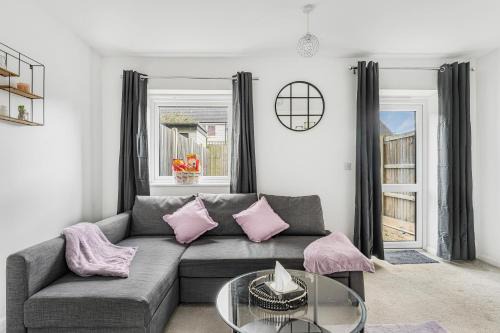 Luxury 2BR minutes from City and Station - Free Parking, WiFi, Netflix