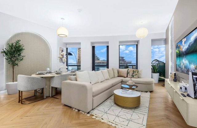 Luxury 2BR w/Skyline and Sea Views, Near Burj Khalifa & Dubai Mall