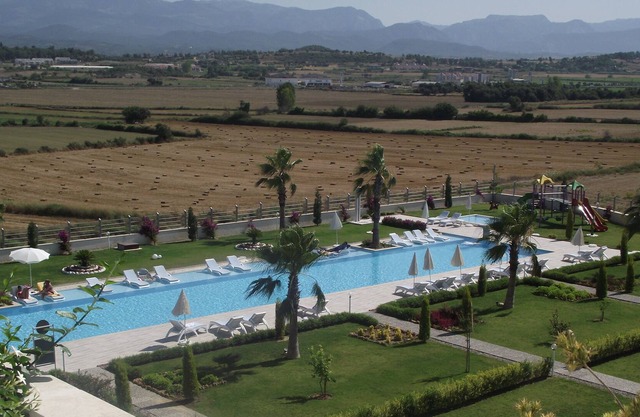 Luxury 3 Bed Apartment, sleeps 7, with Jacuzzi on the Balcony