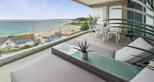Luxury 3-bed apartment, with direct beach access, free parking & sea views !