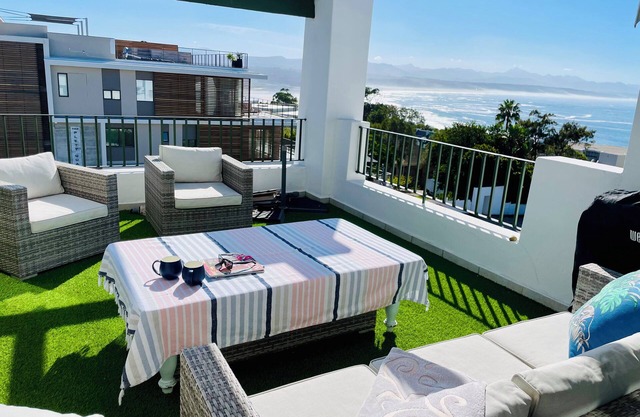 Luxury 3-Bed Sea-View Apartment in Plett: Ocean, Lagoon & City Vistas