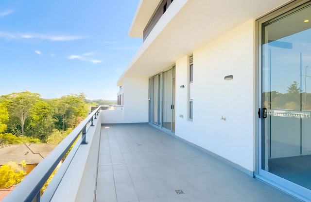 Luxury 3 Bedroom Apt - Central Location, Minutes from Station & Supermarkets