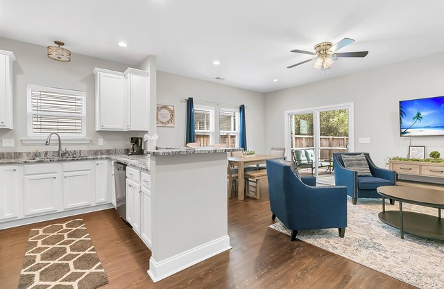 Luxury 3 BR 2 BA near charming downtown Summerville, for retreats and getaways