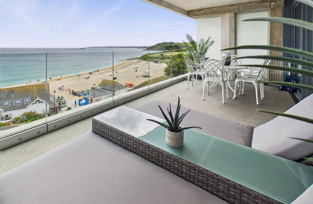 Luxury 3bd -Beach access | Free parking | Sea View