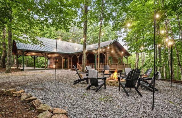 Luxury 4 bed, 3 bath cabin in Blue Ridge - views, hot tub, game room, & firepit.