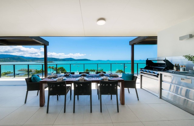 Luxury 4 Bedroom, 4.5 Bath Whitsunday Penthouse Apartment with ocean views