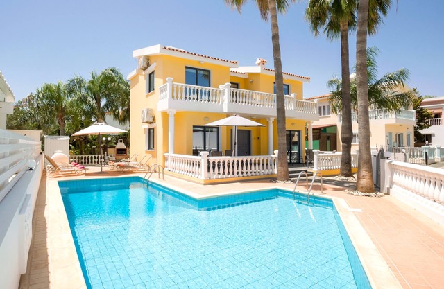 Luxury 4 bedroom beach side detached villa, private swimming pool, Ayia thekla