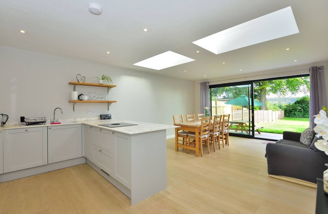 Luxury 4 bedroom on-suite house with free parking