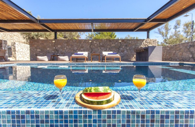 Luxury 4-bedroom Villa with Infinity Swimming Pool and View