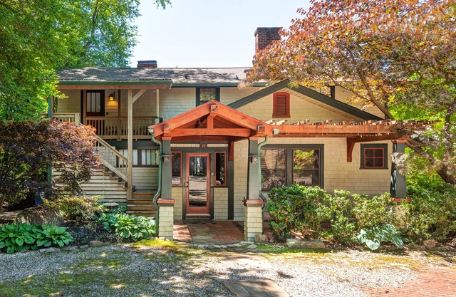 Luxury 4 or 5 room house close downtown Asheville - your own private retreat