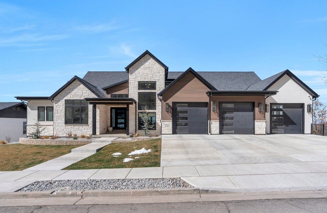 Luxury 5-bedroom retreat with pool, game room, indoor court & theater near BYU