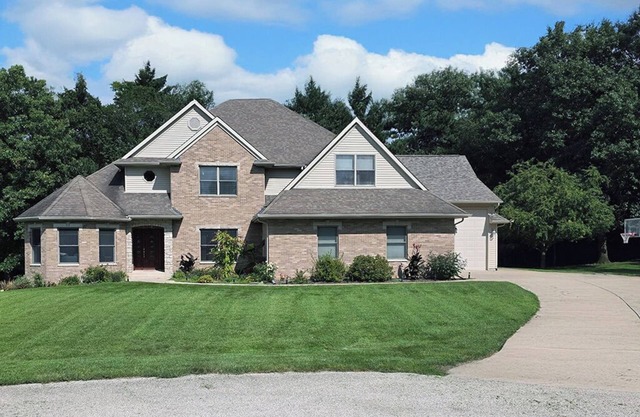 Luxury 5 BR home on private wooded lot near QC, w/hot tub, rec & fitness room