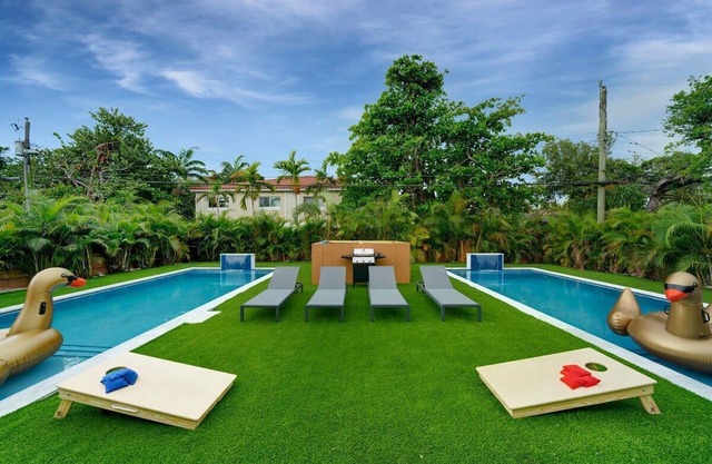 Luxury 8BR Duplex w/2 Pools Near Las Olas & Beach