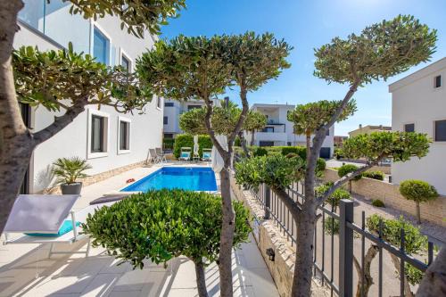 Luxury apartment Hyperion with private pool and garden