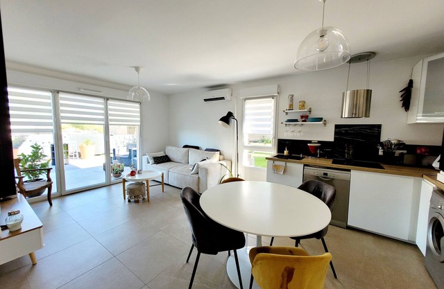 Luxury apartment in residence with swimming pool