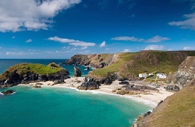 Luxury apartment with superb sea views and just minutes walk to the beach