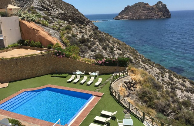 Luxury apartment with spectacular sea views. Unique corner!