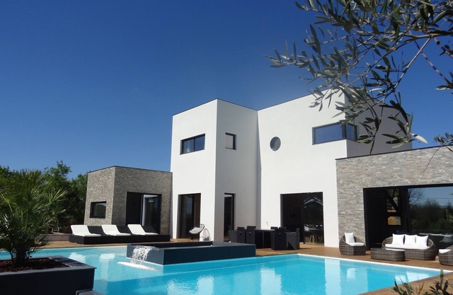 LUXURY ARCHITECT VILLA quiet with large swimming pool SOUTH