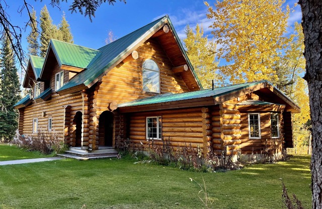 Luxury Aurora Lodge w/Jacuzzi & Sauna 3 Miles From Fairbanks!