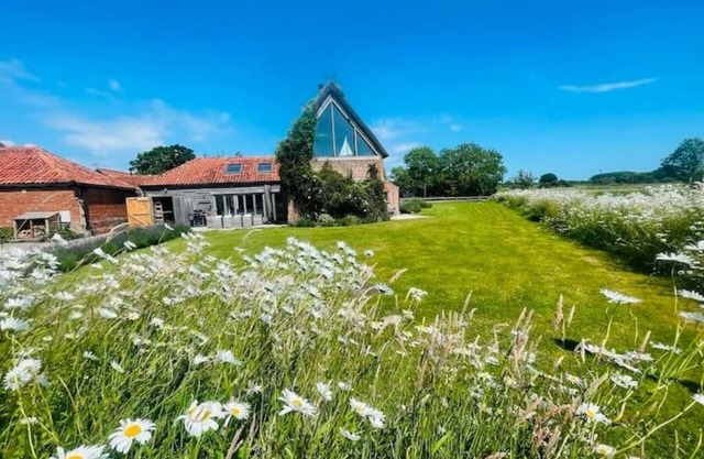 Luxury Barn with Pool Table & Stunning Views 9 miles from Southwold Pet friendly