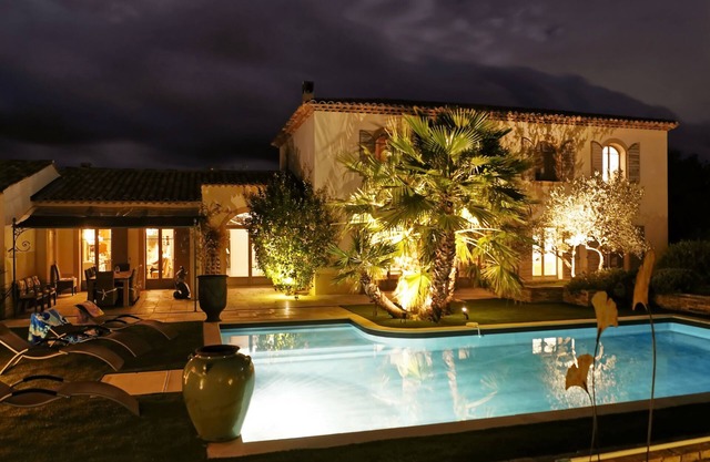 Luxury bastide with pool and gardens, walking distance to restaurants and shops