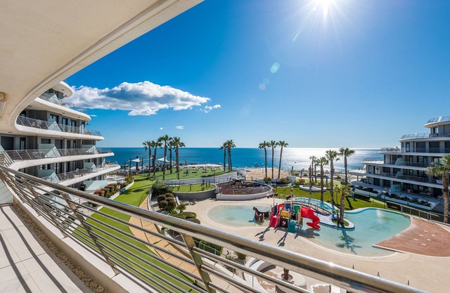 Luxury Beachfront apt Infinity View. Seaview, Heated pool, 3 Jacuzzis & Gym