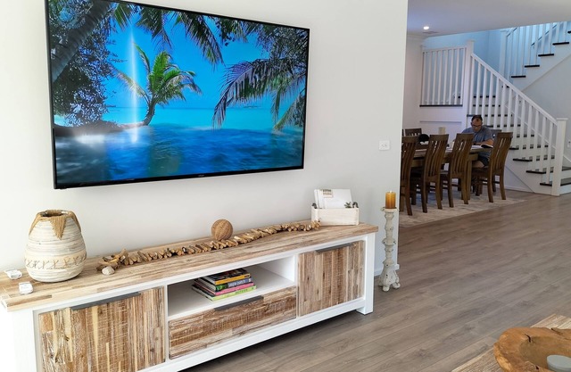 Luxury Beach house double story sleeps 14 - 2 minutes to beach