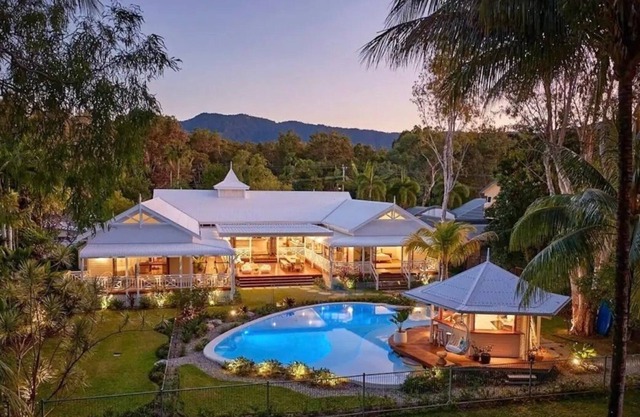 Luxury beachfront home 20 minutes from Cairns CBDn